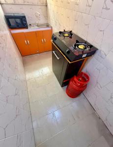 mała kuchnia z kuchenką i zlewem w obiekcie Crestal Resorts w mieście Magodo