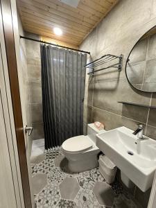 ein Badezimmer mit Toilette, Waschbecken und Dusche in der Unterkunft 漾漾漫旅Young B&B in Fang-liao