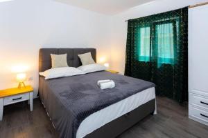 En eller flere senge i et værelse på Apartment Coastal Urban Nest