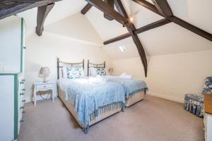 Ένα ή περισσότερα κρεβάτια σε δωμάτιο στο Lowther Cottage - Lake District Cottage with Log Burner