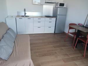 Η κουζίνα ή μικρή κουζίνα στο appartement individuel T2 +7 φωτογραφίες