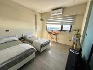 ein Hotelzimmer mit zwei Betten und einem Fenster in der Unterkunft 漾漾漫旅Young B&B in Fang-liao