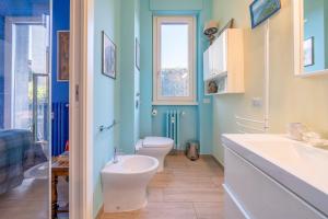 een badkamer met 2 toiletten en 2 wastafels bij Camera privata bagno e balcone Duomo Battaglia Appartamenti in Milaan +15 foto's