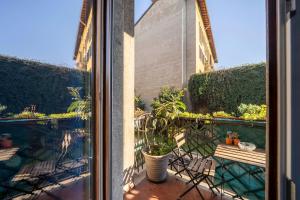 een balkon met een tafel, een bank en een gebouw bij Camera privata bagno e balcone Duomo Battaglia Appartamenti in Milaan