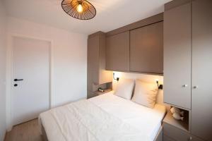 Postel nebo postele na pokoji v ubytování Appartement met zwembad in Neoportus Nieuwpoort + 9 fotografií