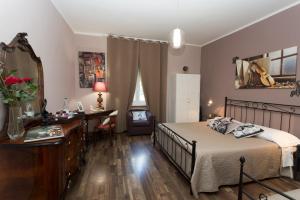 ein Schlafzimmer mit einem Bett und einem Schreibtisch und einem Schreibtisch in der Unterkunft Segui le note della Tua vita in Cremona