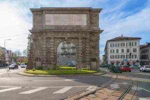 een grote stenen boog in het midden van een straat bij Camera privata bagno e balcone Duomo Battaglia Appartamenti in Milaan