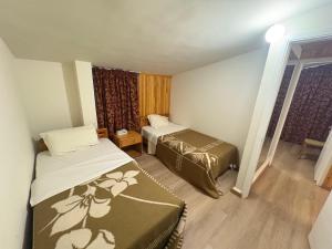 ein kleines Zimmer mit zwei Betten und einem Fenster in der Unterkunft Tamerland-faraya in Fārayyā