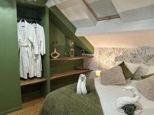 ein Schlafzimmer mit einem Bett, auf dem ein Stofftier liegt in der Unterkunft Thermo'Spa - Gîte Spa Privatif in Calais