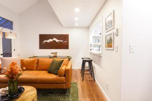 Et opholdsområde på Crystal Creek Retreat