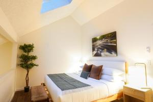 En eller flere senge i et værelse på Crystal Creek Retreat + 36 billeder