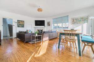 Points في إيست ويترينج: غرفة معيشة بها أريكة وطاولة