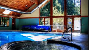 Swimmingpoolen hos eller tæt på Crystal Creek Retreat