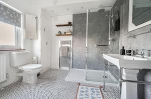 Points في إيست ويترينج: حمام مع مرحاض ومغسلة ودش +25 صورة