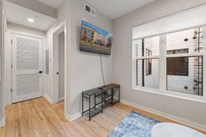 Collection By Soho DC - 1BD Apartment في واشنطن: غرفة معيشة مع طاولة ونافذة