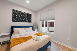 Collection By Soho DC - 1BD Apartment في واشنطن: غرفة نوم بسرير كبير ونافذة