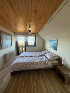 Ένα ή περισσότερα κρεβάτια σε δωμάτιο στο Private Forest Cabin with Epic View