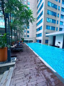 Piscina de la sau aproape de Mercu Summer suites by JK Privy Homes - 2 minutes to KLCC Twin Tower
