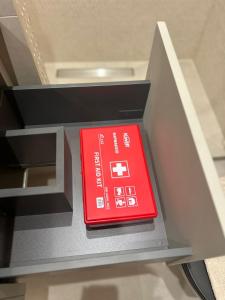 Un libro rojo está en un cajón. en Elite Suite, en Xanthi