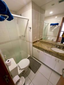un bagno con un water e un lavandino di tropical Flat Belissimo a Manaus