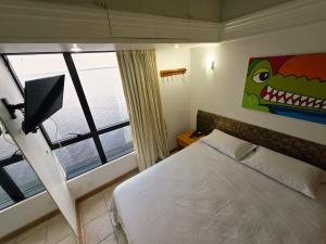 una camera da letto con un letto e una grande finestra di tropical Flat Belissimo a Manaus