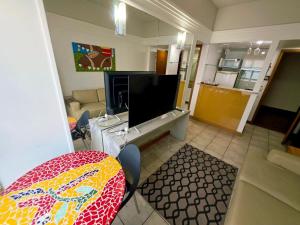 vista su un soggiorno con TV e soggiorno di tropical Flat Belissimo a Manaus Altre 2 foto