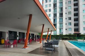 patio z krzesłami i basenem w obiekcie Bambú Luxury Stay-10 min from Airport w mieście Heredia