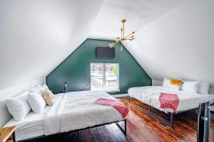 due letti in una stanza con una parete verde di Jungle House Luxury Stays - Columbus Downtown Short North a Columbus Altre 62 foto