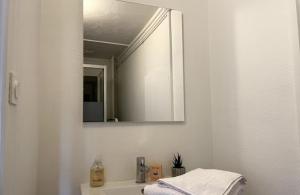 a bathroom with a mirror and a sink at Studio - Centre-Ville in Chalon-sur-Saône