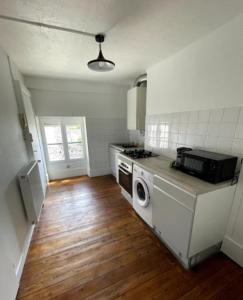 a kitchen with a stove and a washing machine at Studio - Centre-Ville in Chalon-sur-Saône