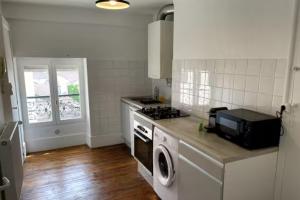 a kitchen with a stove and a microwave at Studio - Centre-Ville in Chalon-sur-Saône