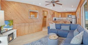 Una sala de estar con un sofá azul y una cocina. en 7144 - Dolphin Lookout ( formerly Sabah Vacations), en Wanchese 47 fotos más