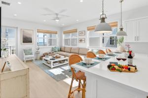 Et opholdsområde på Island Time - Oceanview Balconies- Dock- HTD Pool