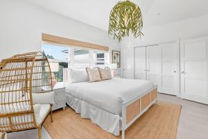 En eller flere senge i et værelse på Island Time - Oceanview Balconies- Dock- HTD Pool + 56 billeder