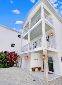 En balkon eller terrasse på Island Time - Oceanview Balconies- Dock- HTD Pool