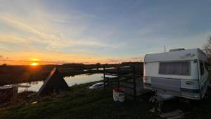 Φυσικό τοπίο κοντά σε αυτό το κάμπινγκ +35 φωτογραφίες