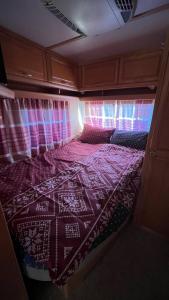 Ένα ή περισσότερα κρεβάτια σε δωμάτιο στο Трейлер з чаном в Загороді біля Львова