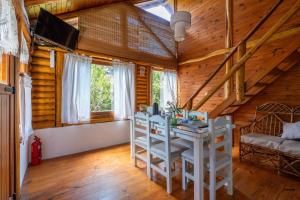 奥斯坦德Cabañas del Athuel的小木屋内带桌子的客厅
