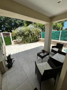 un patio con sillas, un sofá y una mesa en Casa a 3 cuadras del mar- Piriápolis, en Piriápolis