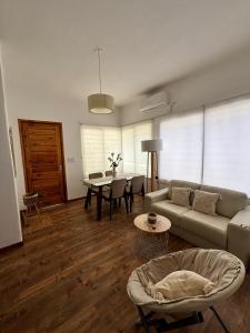 una sala de estar con un sofá y una mesa en Casa a 3 cuadras del mar- Piriápolis, en Piriápolis