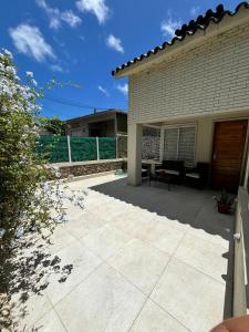 Un patio con una mesa y sillas en una casa. en Casa a 3 cuadras del mar- Piriápolis, en Piriápolis