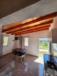 een eetkamer met een tafel in een keuken bij Complejo Altavista in La Falda