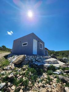 een huis op een berg rotsen bij Complejo Altavista in La Falda