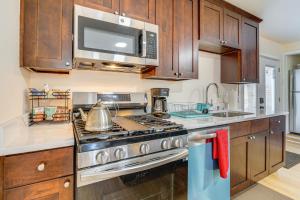 4 Mi to Dash Point State Park Peaceful Retreat في فيدرال واي: مطبخ مع موقد وميكروويف