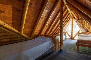 奥斯坦德Cabañas del Athuel的木制阁楼间 - 带一张床