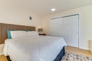 4 Mi to Dash Point State Park Peaceful Retreat في فيدرال واي: غرفة نوم بها سرير أبيض كبير وباب