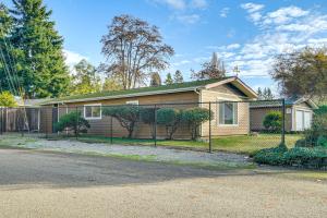 4 Mi to Dash Point State Park Peaceful Retreat في فيدرال واي: منزل امامه سياج