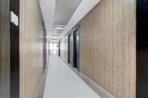 pasillo de un edificio con paredes de madera en Collection O Haridwar Railway Station Formerly Le Central, en Haridwar