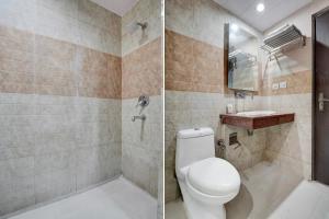 un baño con inodoro y lavabo en Collection O Haridwar Railway Station Formerly Le Central, en Haridwar