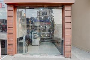 una puerta de cristal de una tienda en Collection O Haridwar Railway Station Formerly Le Central, en Haridwar